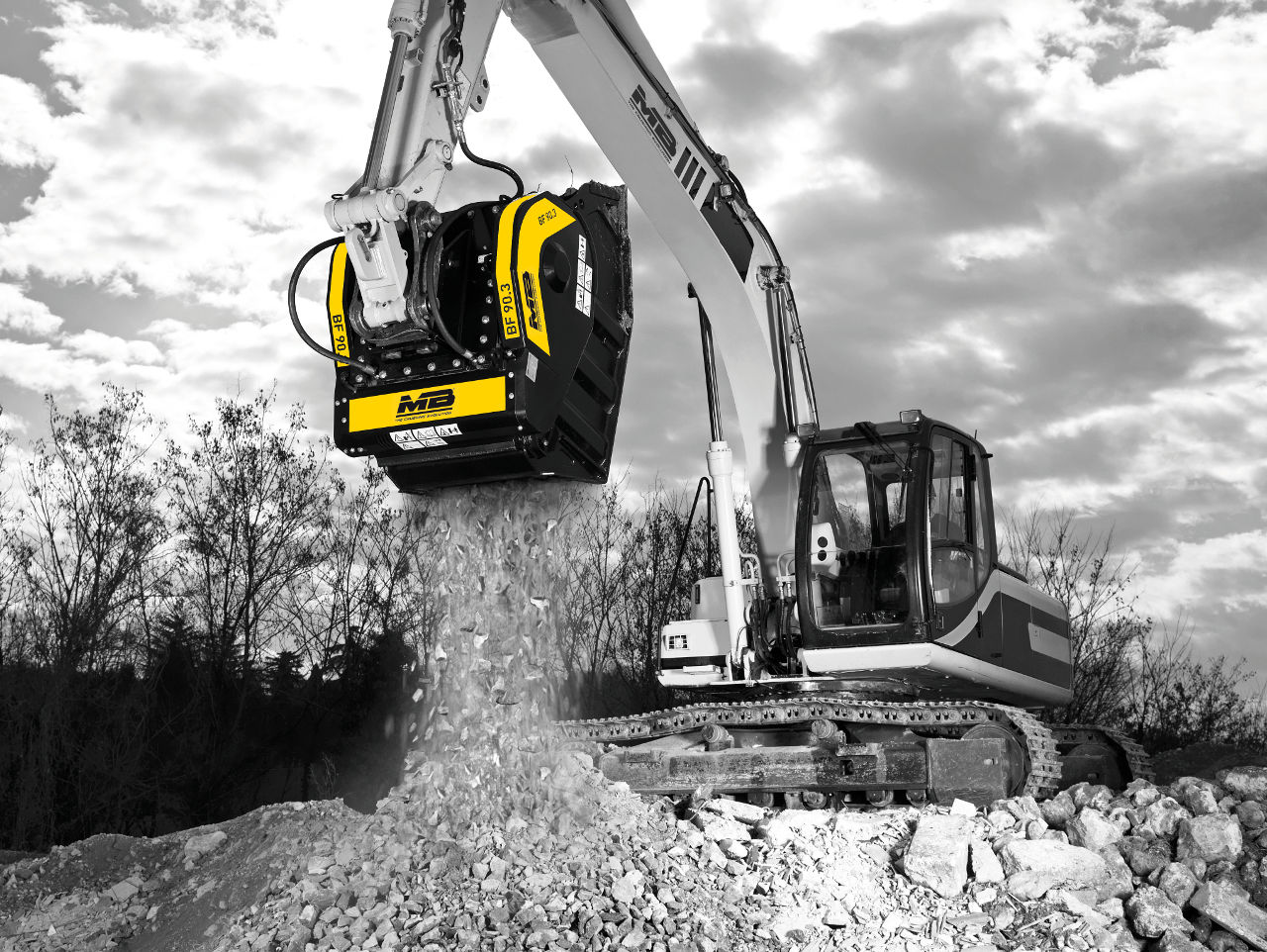 Produsă şi brevetată de către MB Crusher in 2001, BF 90.3 a fost prima cupă de concasare din lume lansată în producţia de serie. Concepută pentru a rezista în cele mai dificile condiţii de lucru pe şantiere, deosebit de compactă şi flexibilă, cupa de concasare BF 90.3 a fost, de-a lungul timpului, modernizată şi a devenit tot mai puternică.