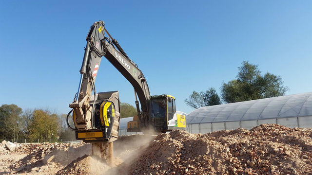  - ConExpo-ConAGG 2017 Demo Features Quick Change Between Crushing & Screening Attachments