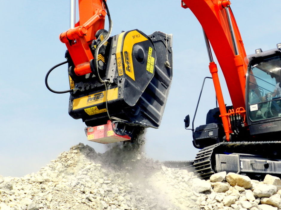 Pentru MB Crusher 2016 a fost unul dintre cei mai buni ani din activitatea companiei. Liderul indiscutabil în fabricarea şi vânzarea de echipamente terasiere și pentru demolări, cu sediul în Vicenza, a lansat anul trecut pe piaţă cinci noi produse, adevărate bijuterii care completează gama MB, cea mai mare din lume și și-a făcut simţiţă prezenţa la cele mai mari târguri internaţionale.