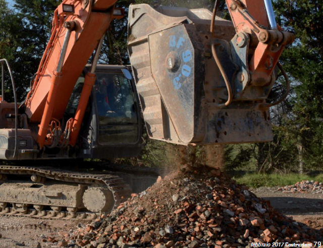 La benna frantumatrice frantuma i materiali di risulta da demolizione