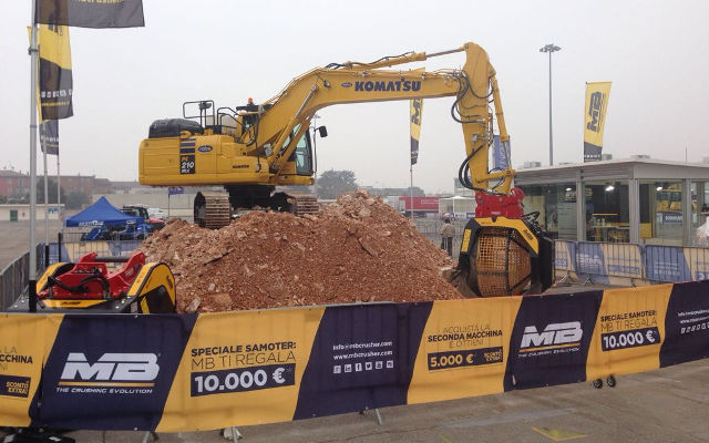 MB CRUSHER E' L'UNICA BENNA FRANTOIO AL LAVORO AL SAMOTER