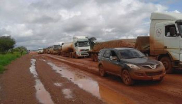 The construction of a dual carriage way in Zambia : the perfect application to MB Crusher and Screening Buckets!