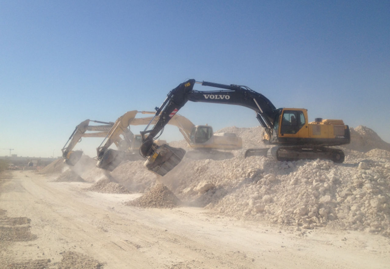 The construction of a dual carriage way in Zambia : the perfect application to MB Crusher and Screening Buckets!