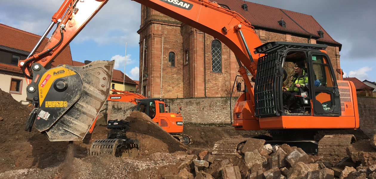 Mise en valeur de l'histoire avec le godet concasseur MB Crusher BF90.3