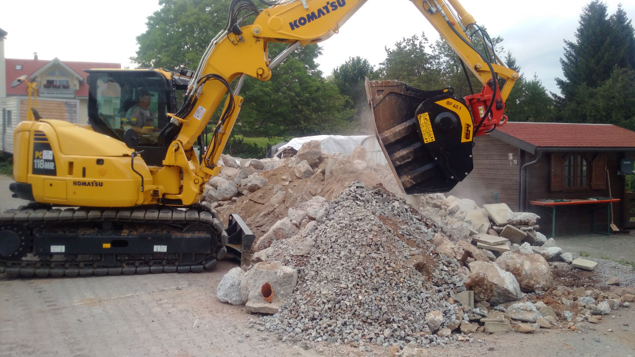 Der kleine aus dem hause MB Crusher wird erneuert  und gewinnt die herausforderung gegen den basalt