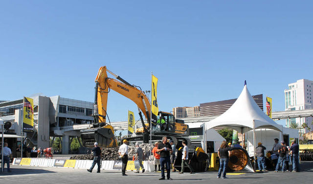 This was the first time the subsidiary displayed its drum cutter and loader screening attachment product lines at an exhibition