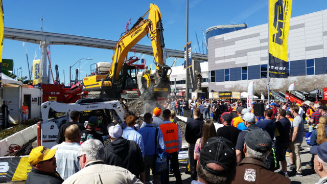 MB Crusher to włoska marka słynąca wręcz z konstrukcji łyżek kruszących i przesiewających. Swoje najnowsze modele specjaliści od kruszenia i recyklingu zaprezentowali podczas zakończonych niedawno targów ConExpo. Zrobili to jednak w wyjątkowo ciekawy sposób.