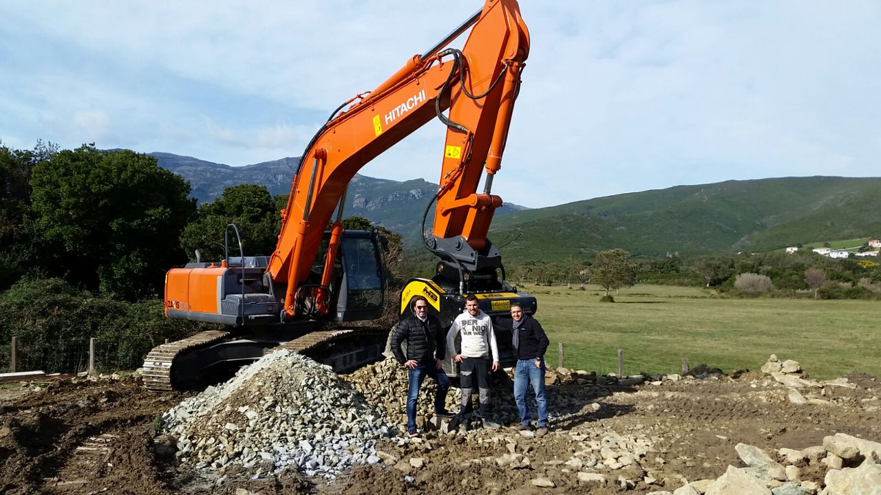 Un godet concasseur MB Crusher s'installe en corse 