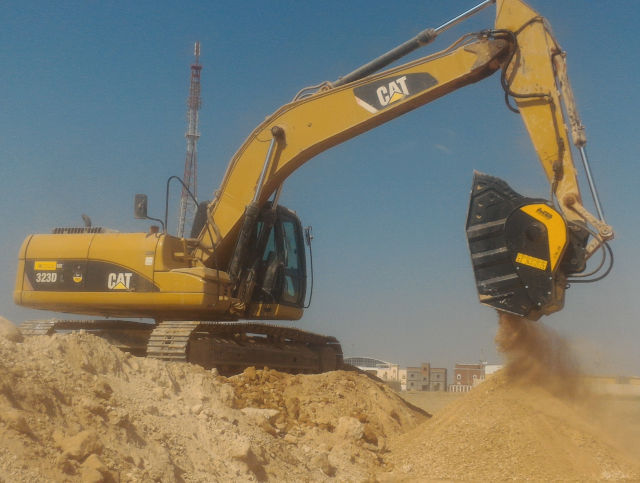 News - Crushing coral rocks in the Farasan Island with the MB Crusher bucket BF90.3 