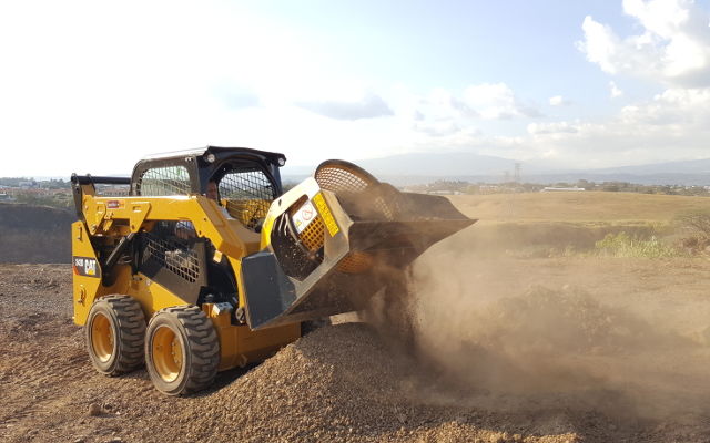 La cuchara de cribado MB-L140 trabajando en Costa Rica con una cargadora Caterpillar.