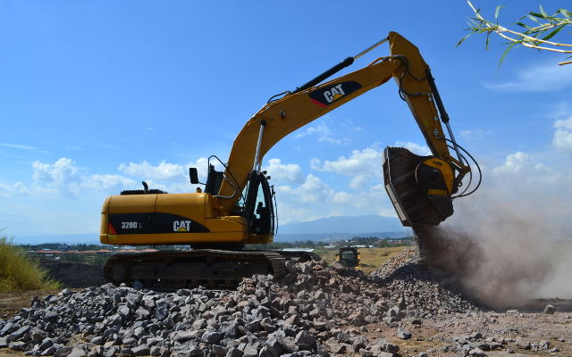 La cuchara de cribado MB-L140 trabajando en Costa Rica con una cargadora Caterpillar.