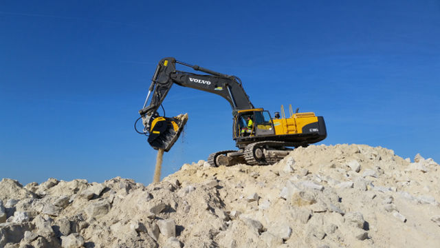News - Le godet concasseur BF135.8 fait carrière en Ile de France 
