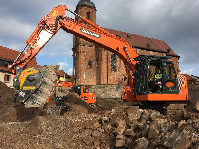 MB Crusher : accounts of crushing from the heart of Baviera making the most of history with the MB Crusher BF90.3 crusher bucket