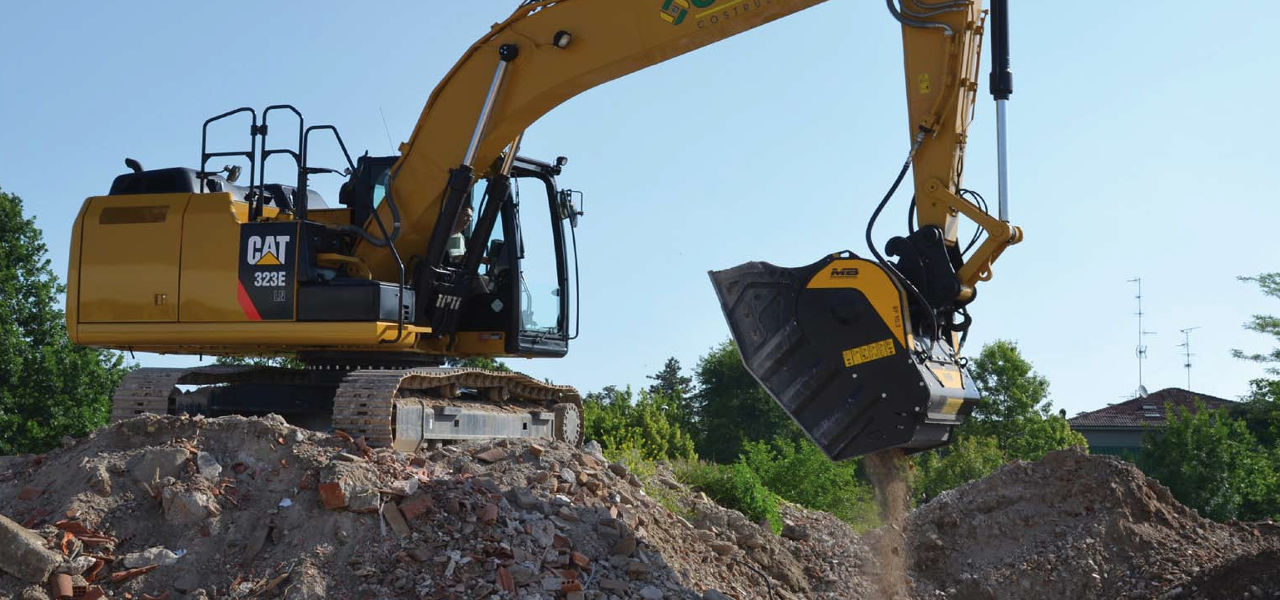 La CO.IM di Cavezzo, per la sua attività di frantumazione e vagliatura, ha scelto la benna frantoio BF90.3 e la benna vagliante MB-S18.