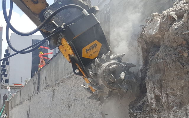 La fresadora MB-R800 aplicada a una excavadora Cat de 20 toneladas