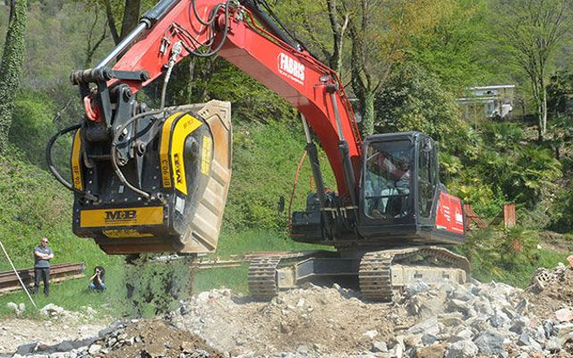 Dalla Svizzera l’azienda Fabris Scavi racconta il suo cantiere dove lavorano una benna frantoio e una vagliante MB Crusher.