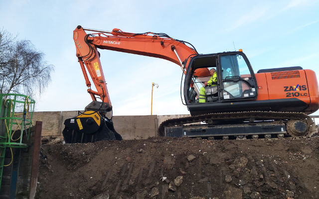 La benna frantumatrice MB Crusher al lavoro in un centro di riciclaggio per lo smaltimento di rifiuti.