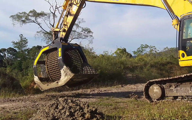 Bucket screen MB-S23 yang di install pada ekskavator Komatsu PC-400EX 