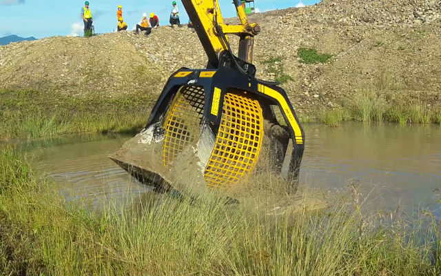 Bucket screen MB-S23 yang di install pada ekskavator Komatsu PC-400EX 