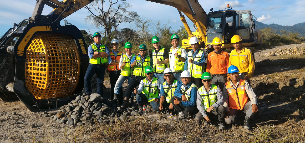 Bucket screen MB-S23 yang di install pada ekskavator Komatsu PC-400EX 