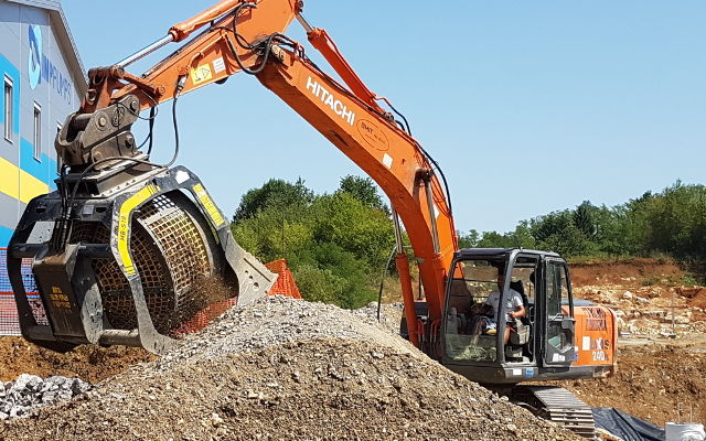 Recycling on site with the MB-S18 screening bucket in Slovenia