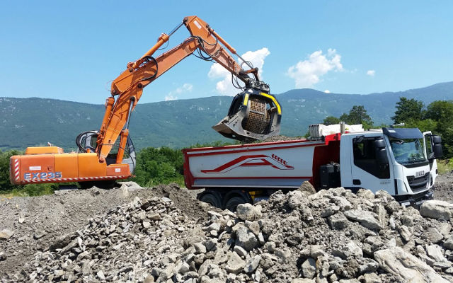 Recycling on site with the MB-S18 screening bucket in Slovenia