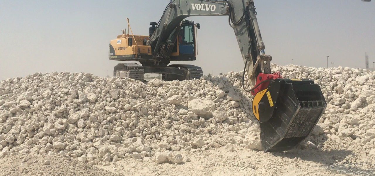 Caçamba trituradora BF90.3 está ajudando a construir uma escola para os filhos dos funcionários da Qatar Airways aulas com a caçamba trituradora MB Crusher.