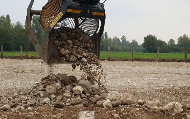 La benna MB-S18 di MB Crusher diventa un campione produttivo nella costruzione di un maneggio.