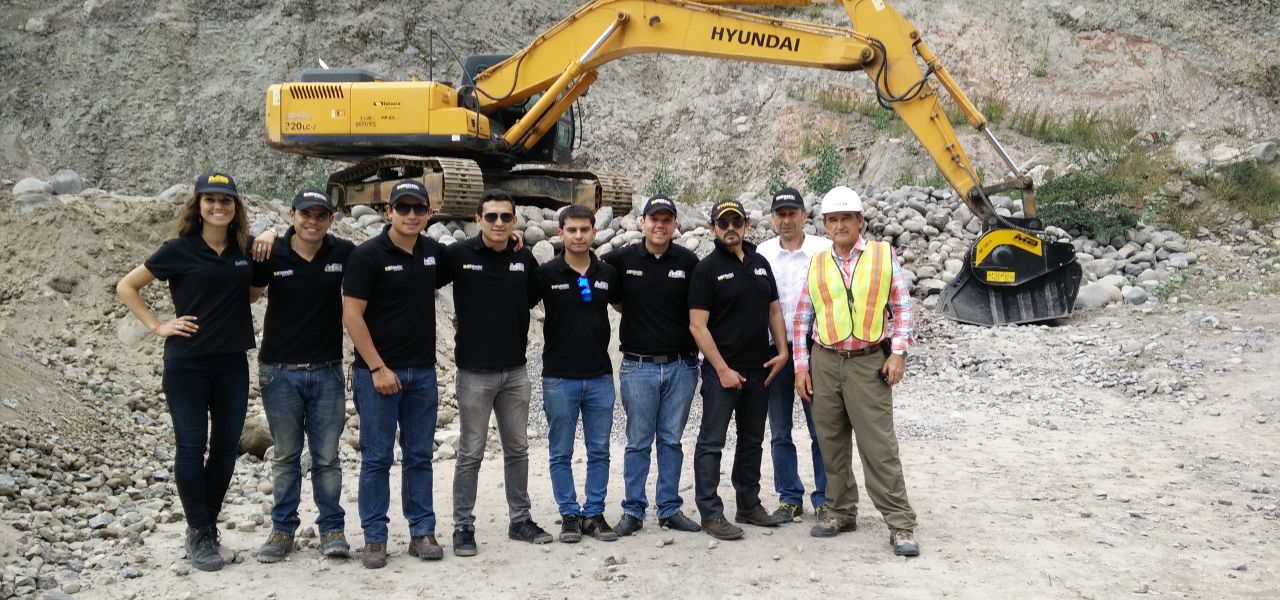 Ahorramos los costos de transporte triturando la piedra del rio directamente en la obra