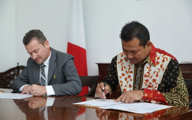 News - Universal Tekno Reksajaya (UTR) dan MB Crusher Tandatangani Perjanjian Kerjasama Distributorship