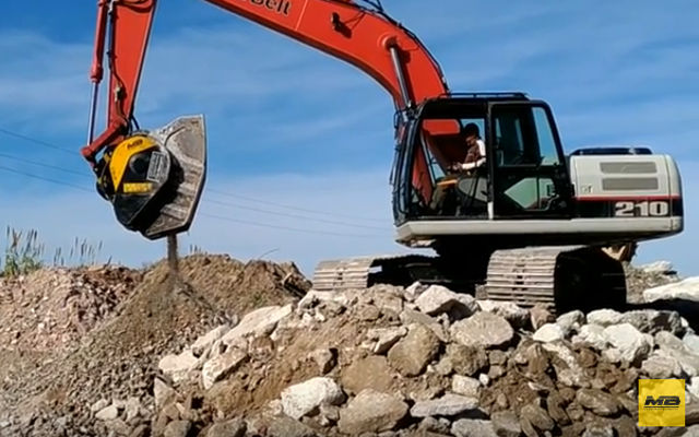 Triturando concreto y piedra con la cuchara MB Crusher