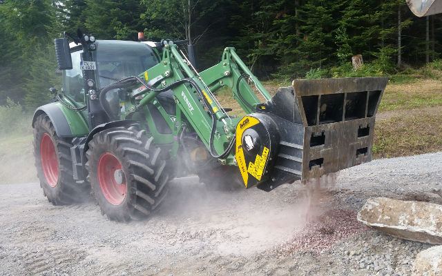News - Ein MB-L160 bei der Arbeit auf einem Traktor der Marke Fendt