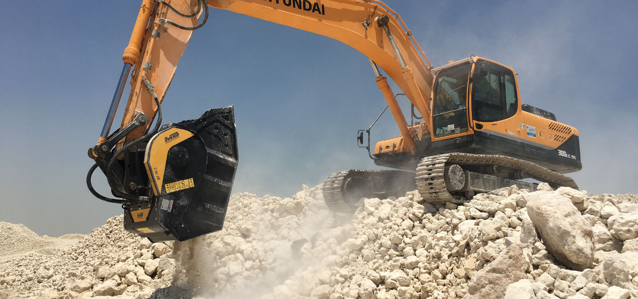 CRUSHING ITALIAN MOBILE CRUSHING SPECIALIST MB CRUSHER HAS FOUND SUCCESS IN THE MIDDLE EAST WITH ITS CRUSHER BUCKETS AND MOBILE SCREENS, USING ITS INNOVATIVE CONCEPT AND QUALITY TO MASTER THE CONDITIONS AND ADD VALUE TO JOB-SITES