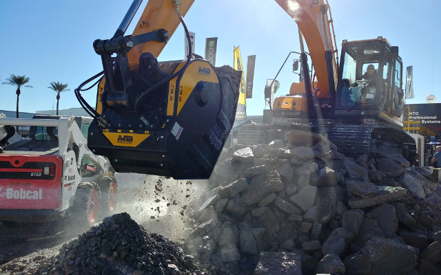 World of Concrete 2O18 shows : MB Crusher demos 