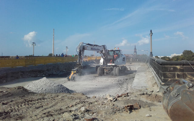 El puente histórico y las obras de restauración