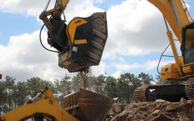 Le godet concasseur MB, celui-là même qui a fait le succès du constructeur depuis 2001 (soit 17 ans déjà), sera la grande vedette des participations de MB Crusher aux plus grand salons de construction de 2018.