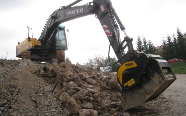 Crushing it to build Doha school