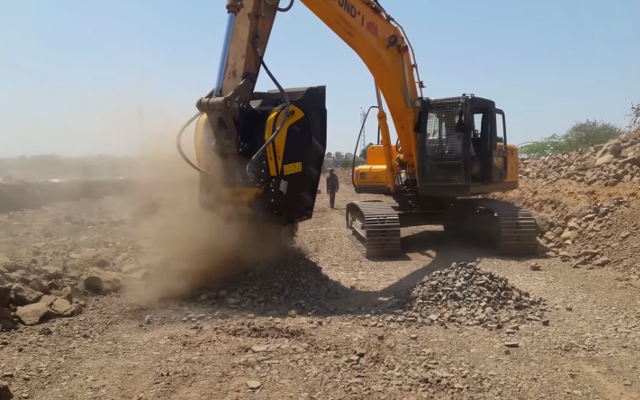 Executing 20kms of concrete road in India with the BF90.3 crusher bucket