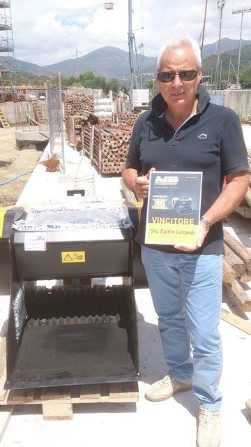 News - MB consegna la benna MB-C50 al vincitore concorso Samoter