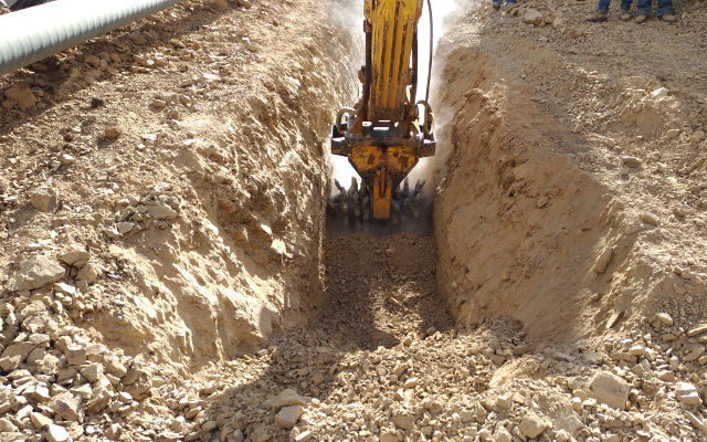 DIE VERFOLGUNG DER BAUSTELLE, DIE MENSCHEN  UND DIE WELT VERBINDEN