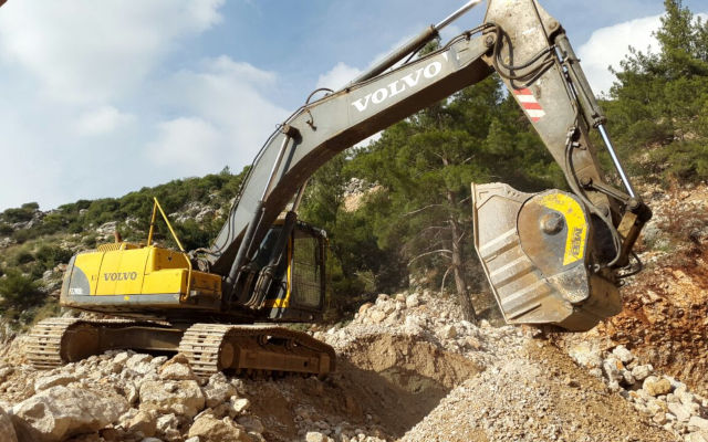 BF90.3 Bucket Crusher crushing more than 180cbm of materials per day