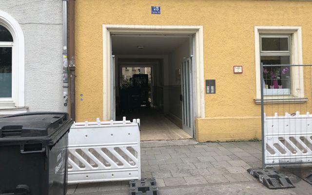 La benna frantoio MB-C50 al lavoro all’interno di un palazzo della Baviera