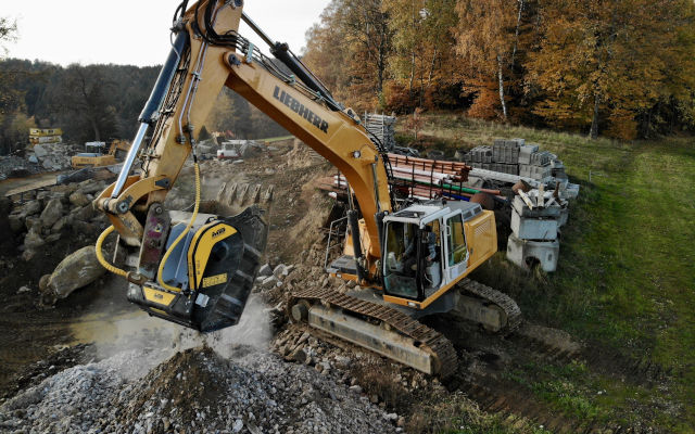 NO MORE HIDING ROCKS: AN AUSTRIAN COMPANY TURNS ROCK WASTE INTO ON-SITE FILL WITH MB CRUSHER BUCKET