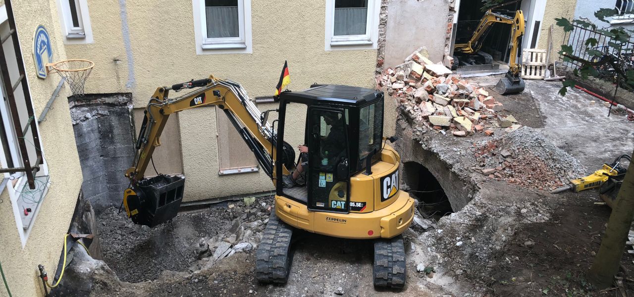 The MB-C50 crusher bucket at work in the Bavarian residential area