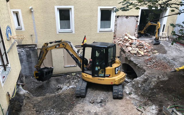 The MB-C50 crusher bucket at work in the Bavarian residential area.