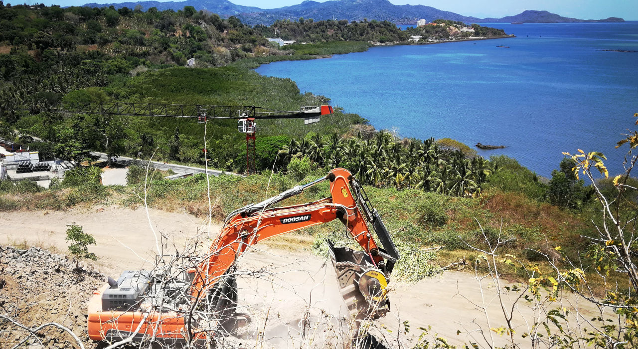 Die kleinen und großen Geräte von MB Crusher haben die Schwierigkeiten des Zugangs und der Bewegung von Maschinen in isolierten und unzugänglichen Bereichen, wie z. B. Inseln, gelöst.