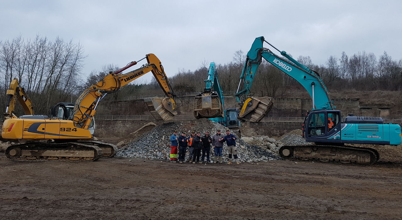 Le trois est le numéro de la perfection, de l’accomplissement. Le trois représente le nombre d’années qu’il faudra encore pour terminer le Pôle culturel de Micheville. Le trois est également le nombre d’unités de MB Crusher qui travaillent pour limiter l’impact environnemental de ce projet.