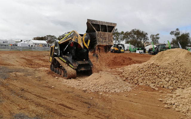 Skid steers, loaders, backhoe loaders: <br>9 tips to use your equipment to its fullest.