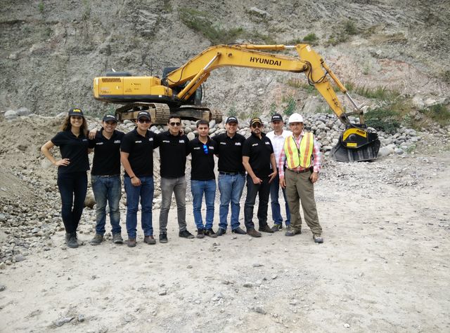 "Ahorramos los costos de transporte triturando la piedra del rio directamente en la obra"