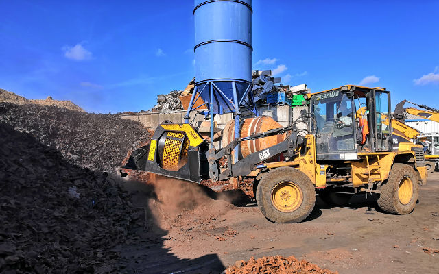 Screening Bucket MB-LS170 on Caterpillar wheeled loader